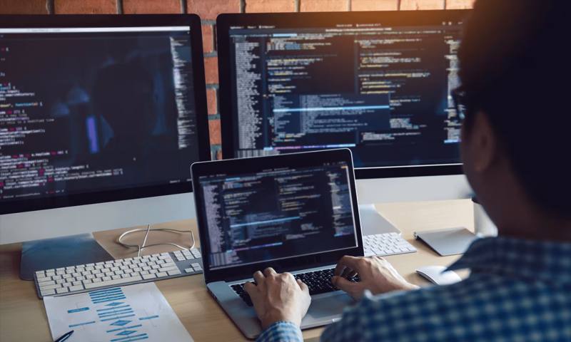 数据科学选型：R与Python如何赋能站前区网站建设？